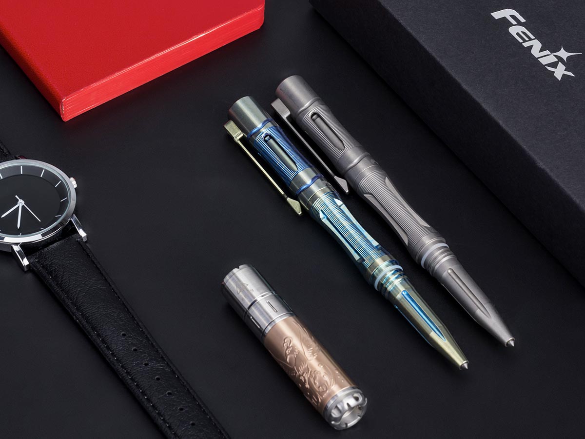 Bút bi Fenix - T5Ti Halberd Titanium Tactical Pen (Space Grey - Thân màu Xám bạc - Có đầu phá kính)