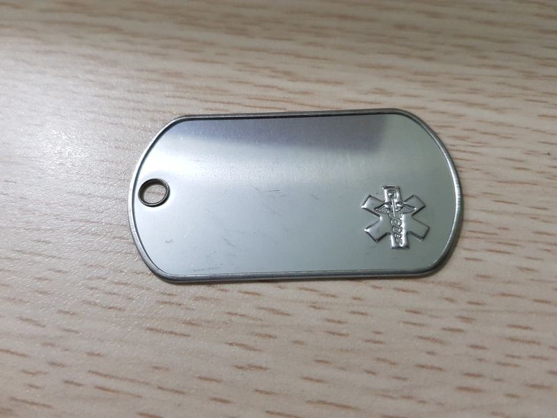 Thẻ Dogtag - (01) Thẻ Mờ Có Hình Hoa Thị (Không Kèm Dây Bi)