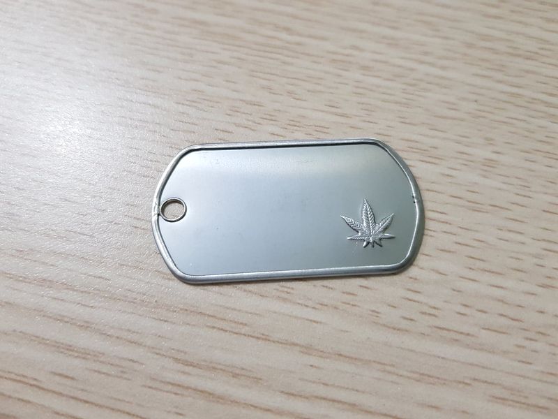 Thẻ DogTag - (01) Thẻ mờ có hình LÁ CỎ WEED (Không kèm dây bi)