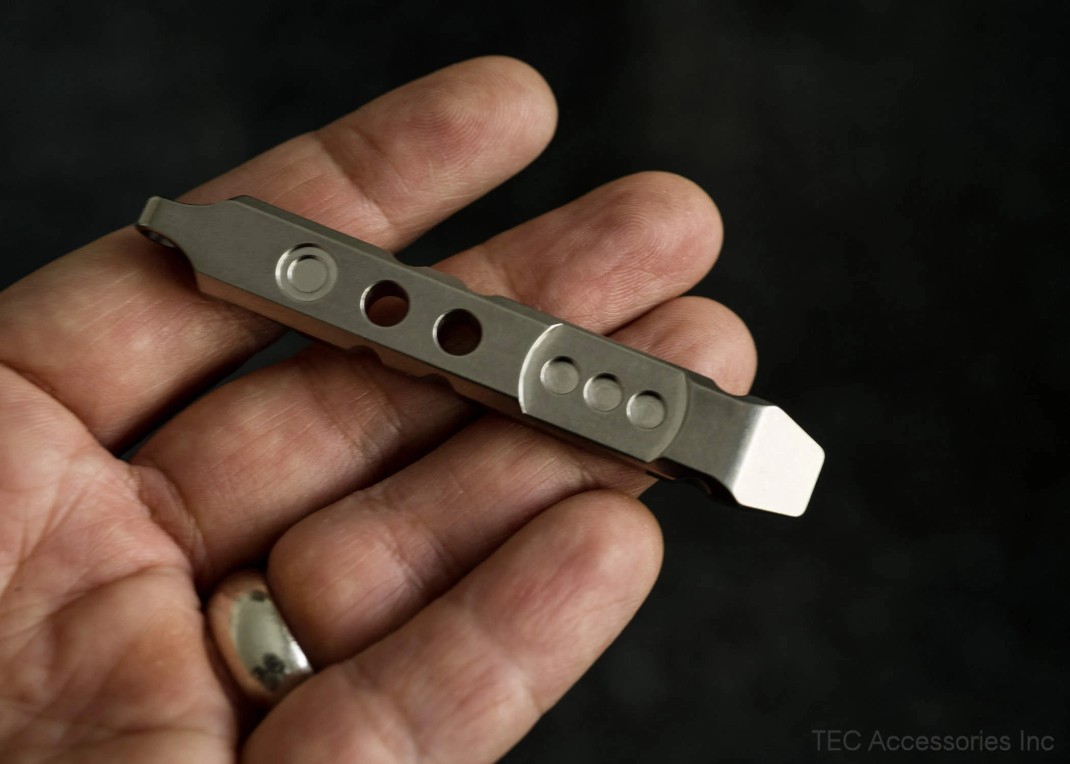 TEC - Móc treo chìa khóa Ti-Pry ( Titanium Pry Bar: Keychain Edition )