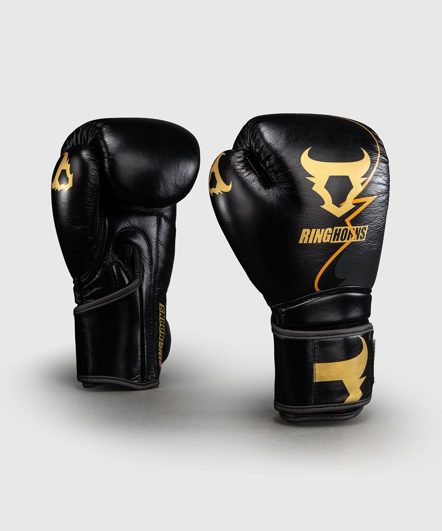 GĂNG TAY RINGHORNS CHARGER BY VENUM BOXING GLOVES - BLACK/GOLD