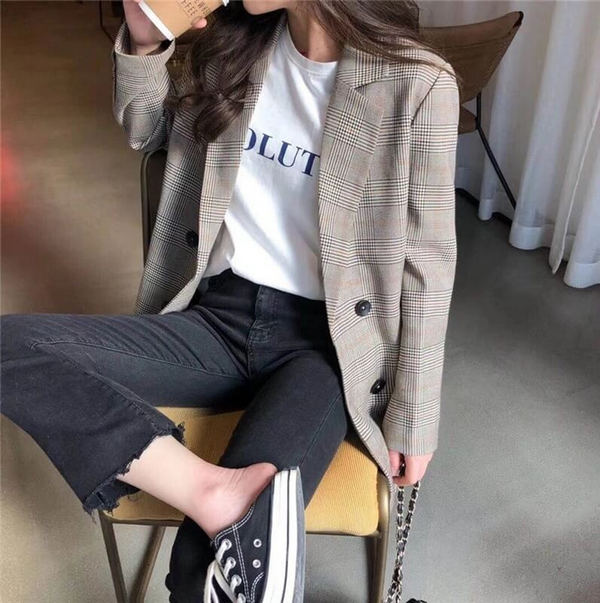 Áo blazer với áo phông và quần jeans tạo vẻ cá tính