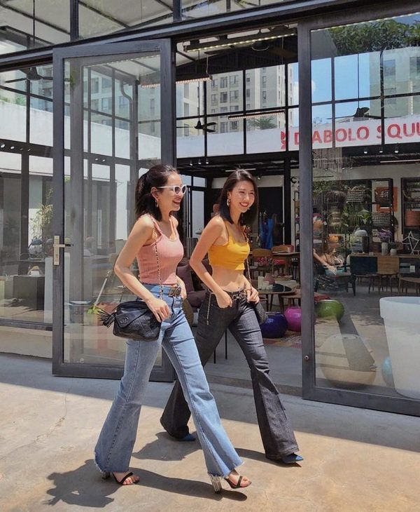 5 cách phối đồ với quần jeans nữ ống loe chuẩn như Fashionista cho nàng