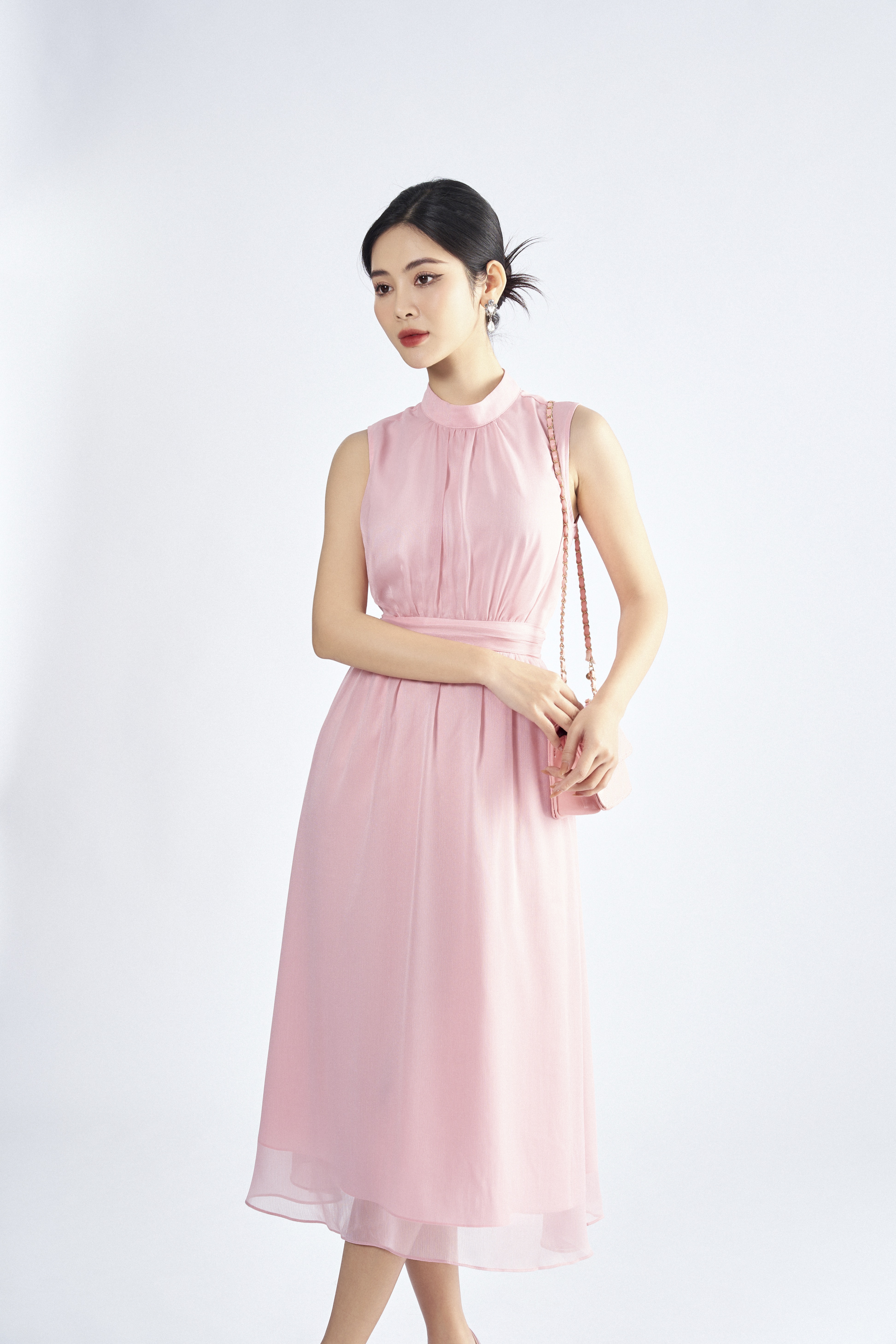 Cách mix đồ với váy sát nách đẹp cho nàng tự tin đến công sở - Thời trang -  Việt Giải Trí