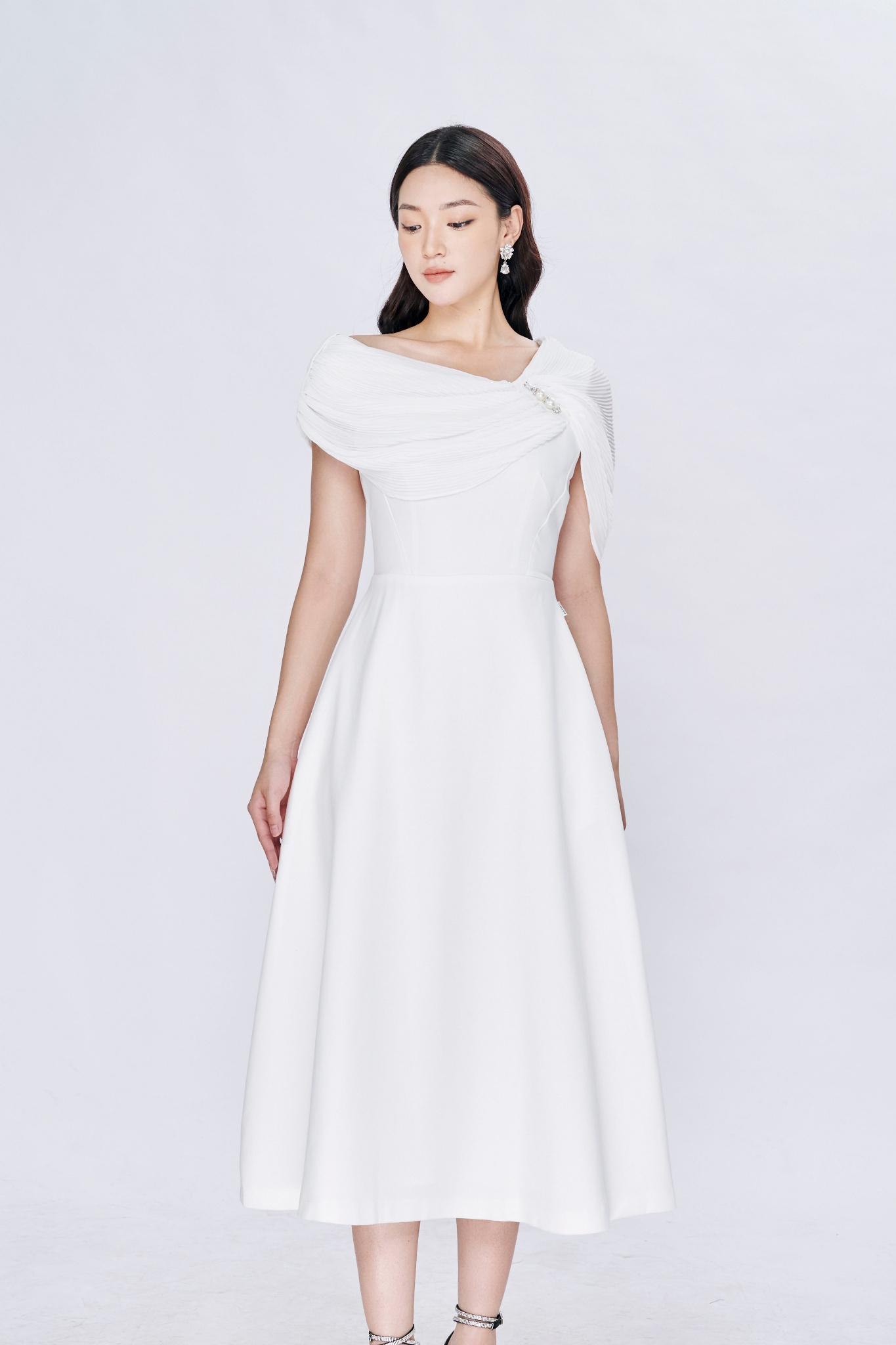 T&t design váy trượt cao cấp lệch vai trắng phối đen sang trọng,lịch thiệp