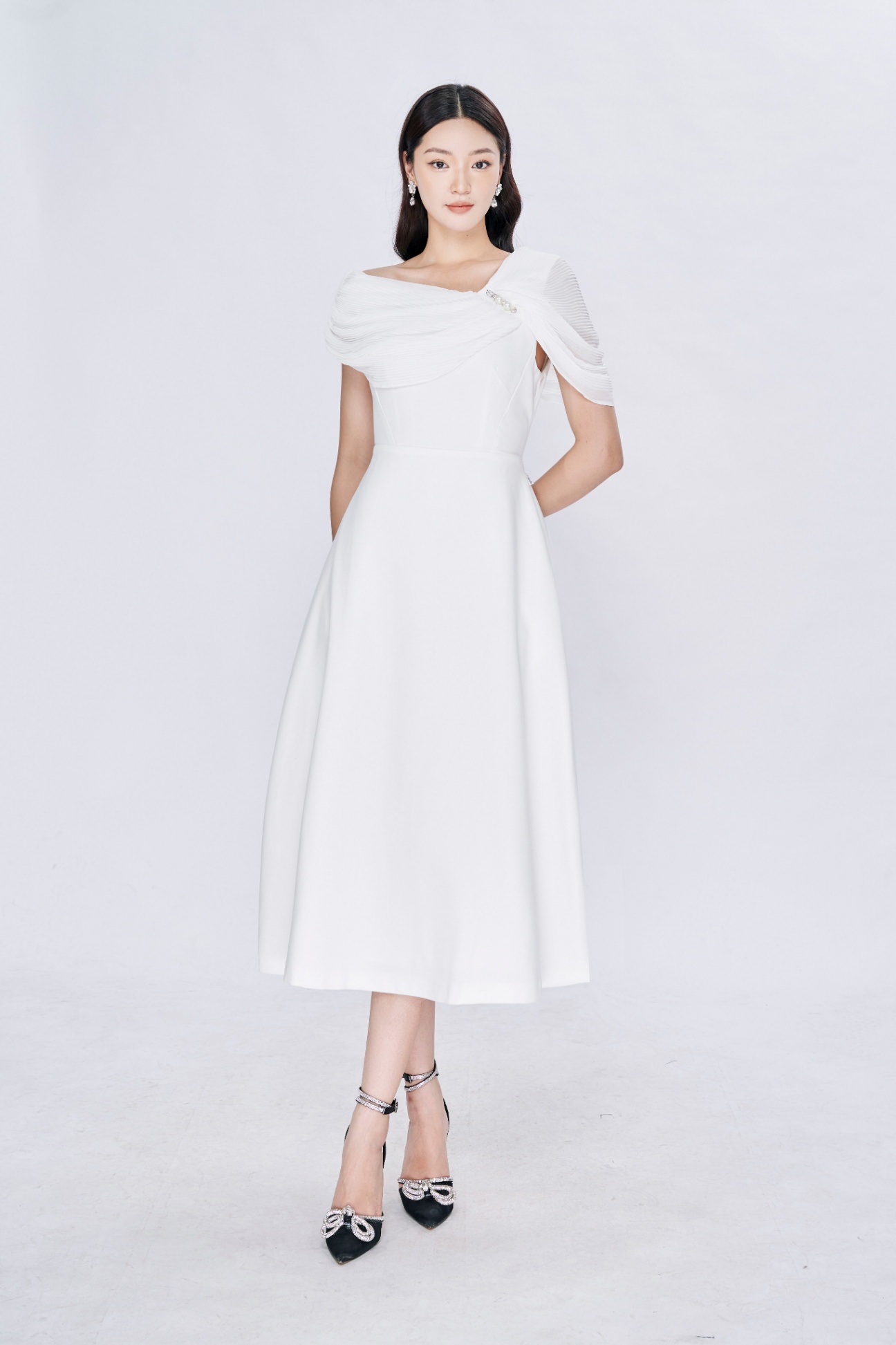 Bán Sỉ Đầm lụa lệch vai 2 màu đen trắng thiết kế | Shopee Việt Nam