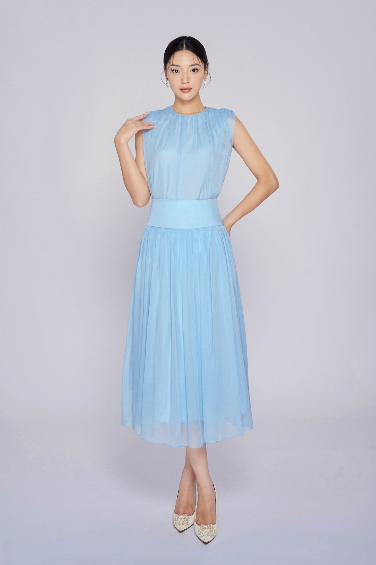 Cách mix đồ với váy sát nách đẹp cho nàng tự tin đến công sở - Thời trang -  Việt Giải Trí