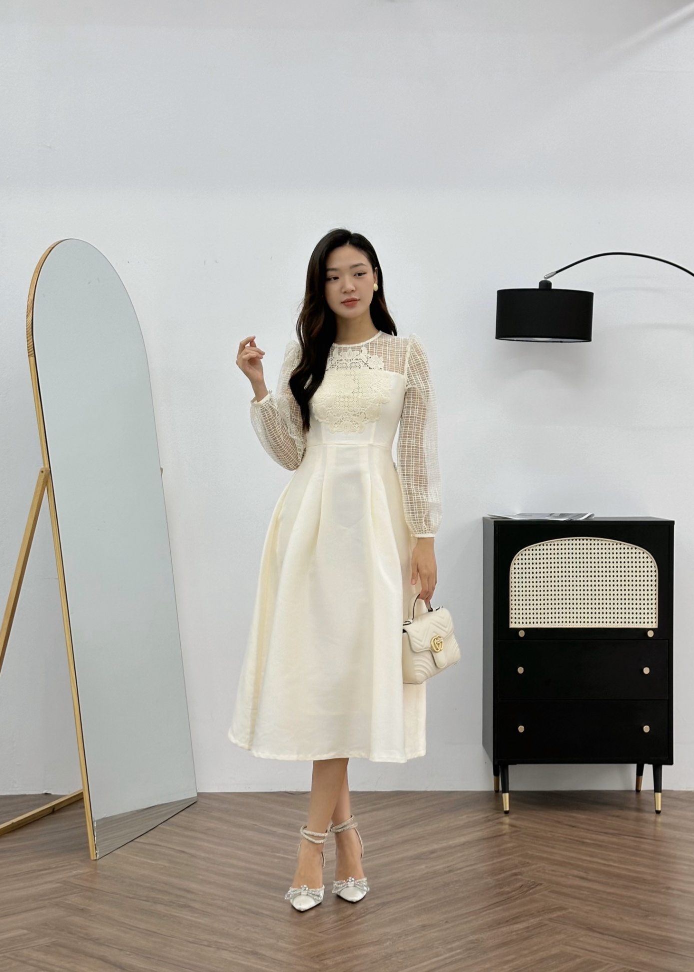 Á hậu Tú Anh mặc váy ren cotton dự sự kiện thời trang ở HN