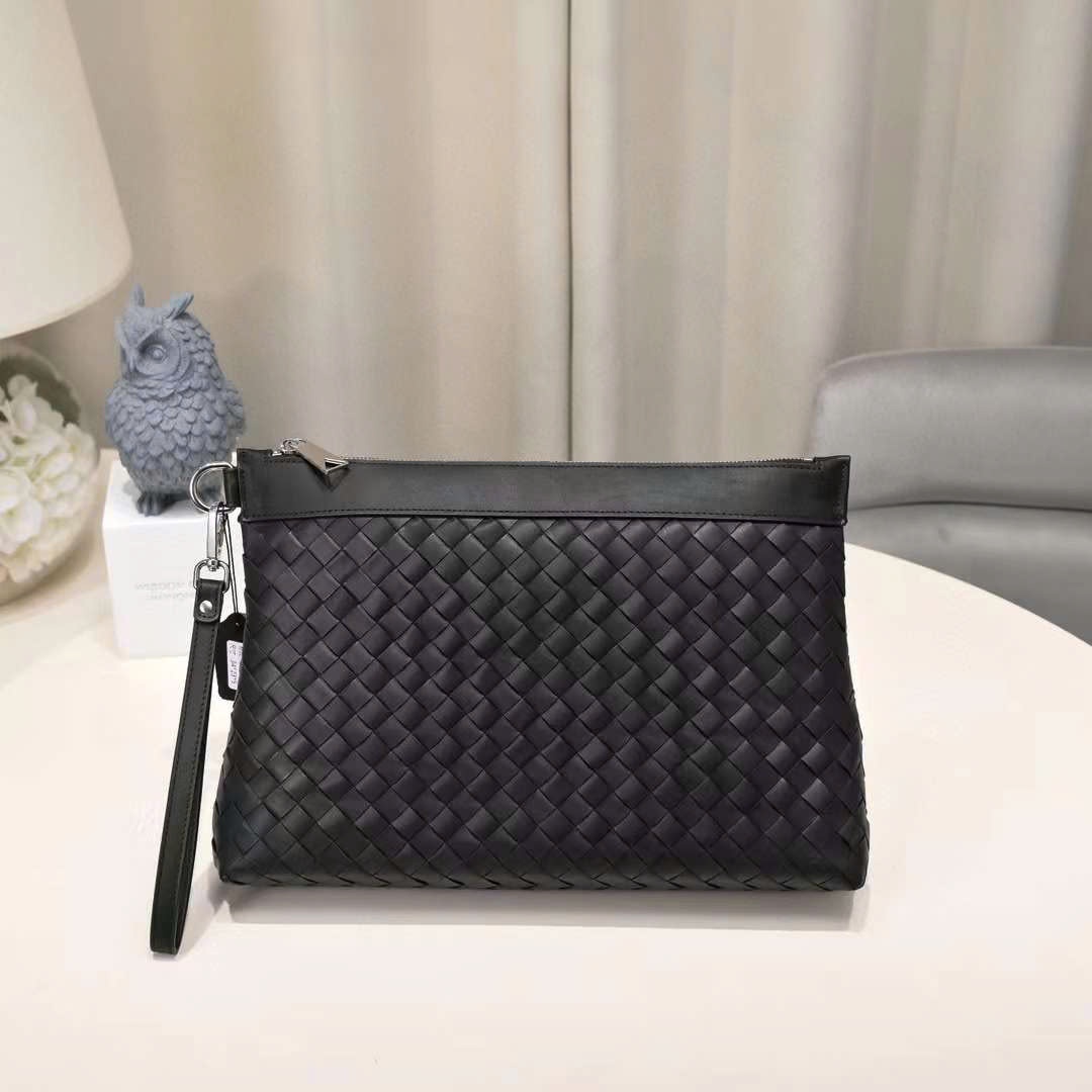 Clutch Cầm Tay Bottega Veneta Da Đan Nhỏ Form Hộp Siêu Rộng Màu Đen Size 33cm