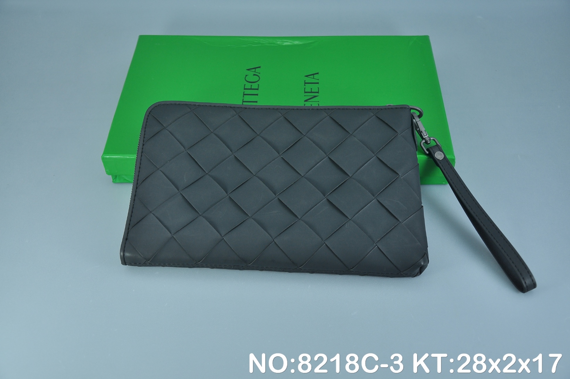Clutch Cầm Tay Bottega Veneta Da Đan Ô To Màu Đen Size 28cm