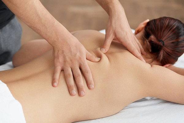 Bỏ túi bí quyết và các cách massage lưng cho nam cực hay