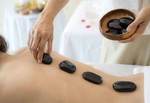 Cách massage Nhật Bản sử dụng đá nóng hoặc đá lạnh để massage cơ thể