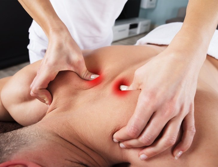 Massage lưng bằng động tác vuốt