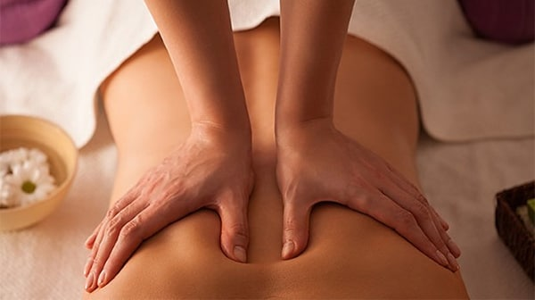 Massage lưng trên để giảm đau