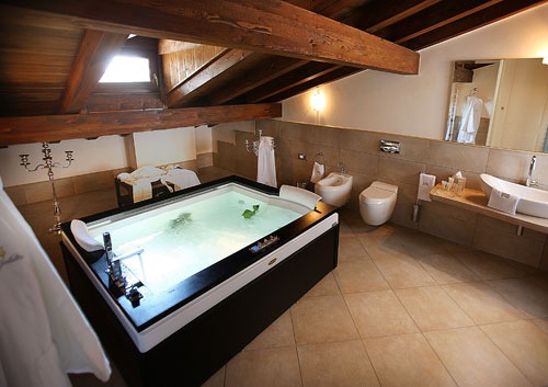 Có nên dùng bồn tắm sục tập thể tại spa?
