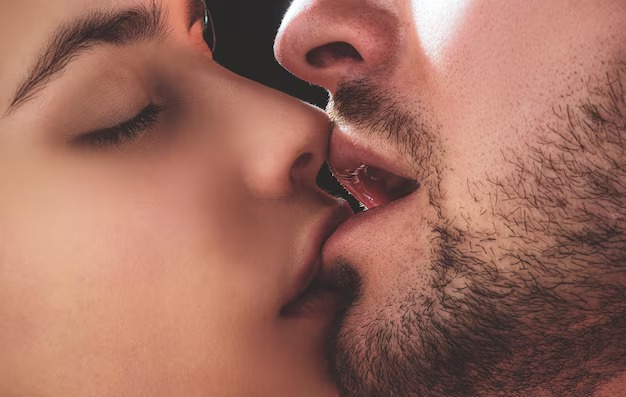 Làm sao để bắt đầu khẩu dâm khi cả hai đều rụt rè?