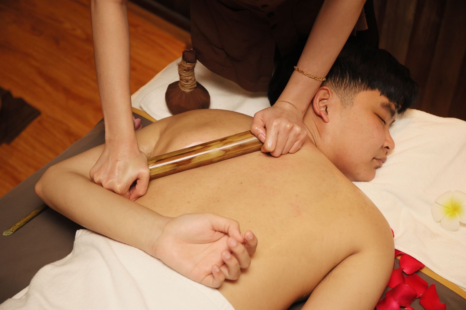 Hướng dẫn các bước tự thực hiện massage tre tại nhà