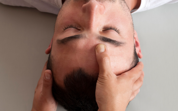 massage-body-ket-hop-bam-huyet-2.png