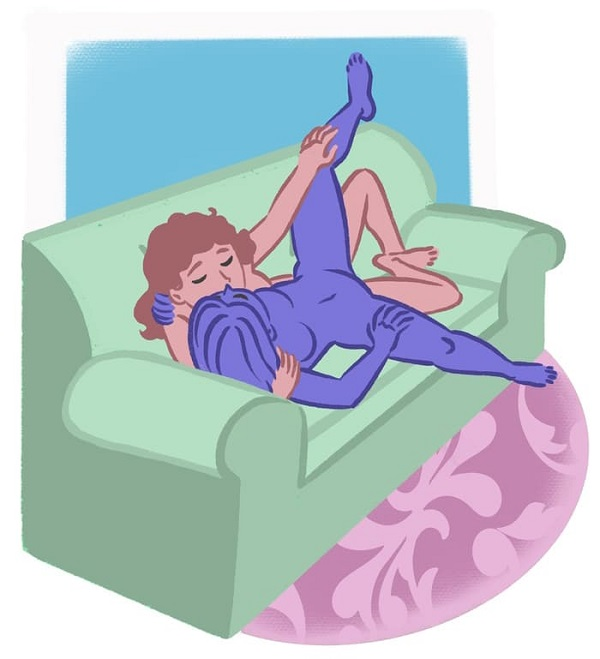 Tư thế Spooning on the Couch (Trên ghế sofa)