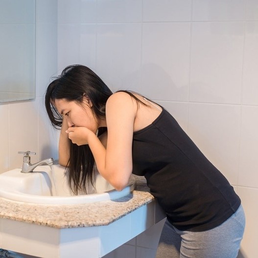 Chóng mặt buồn nôn sau khi quan hệ do đâu? Cách xử lý thế nào?