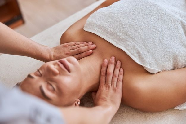 massage-nuru-hoang-quan-chi-1.png