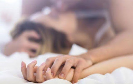 Khi phụ nữ quan hệ tình dục, cơ thể sẽ sản sinh ra các hormone tình yêu như oxytocin và endorphin. Oxytocin