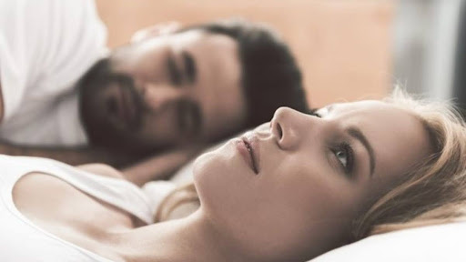 Nhiều yếu tố khác ảnh hưởng đến câu hỏi "Phụ nữ quan hệ nhiều có nhanh già không?"