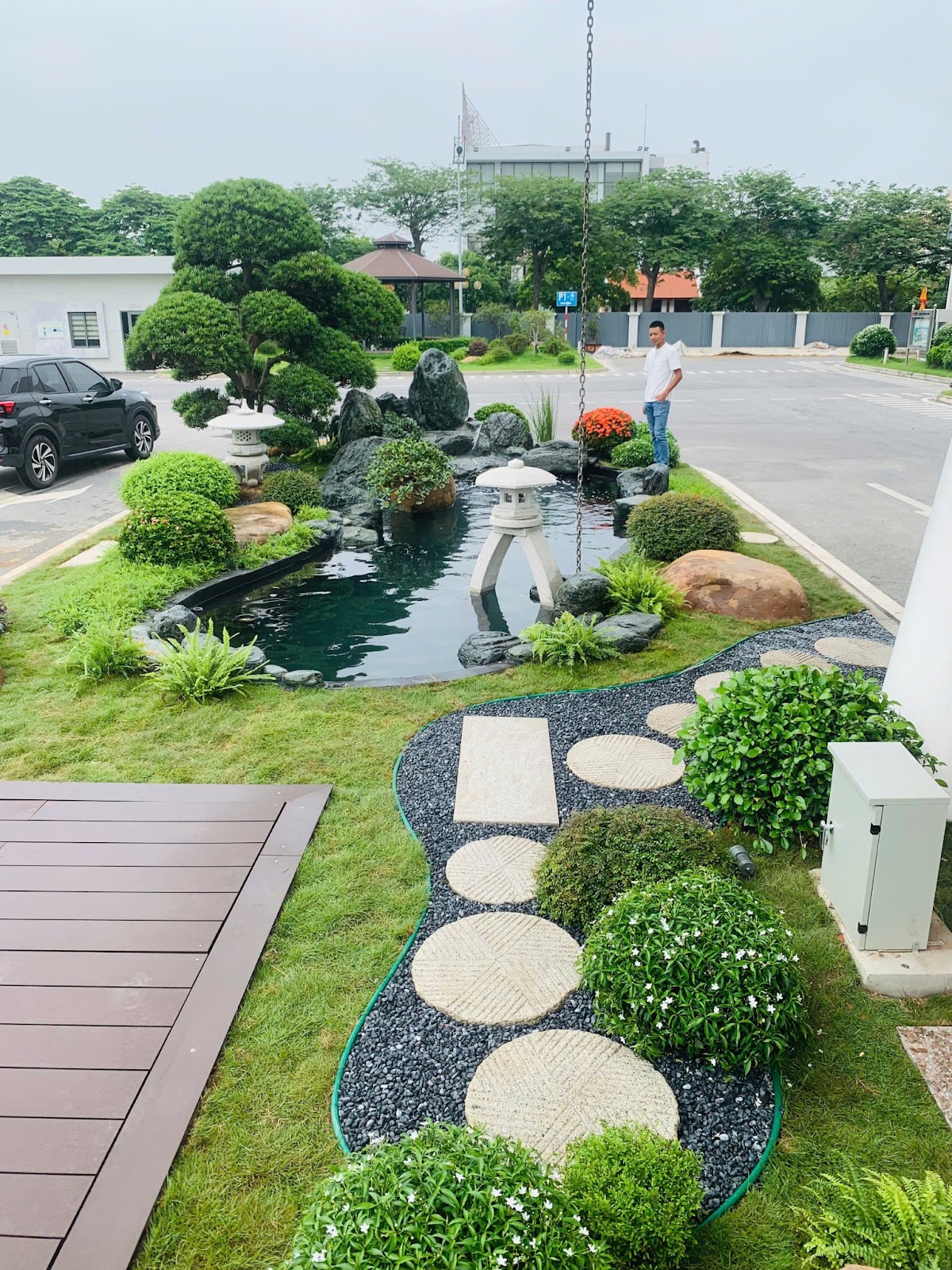 Bể cá Koi là một yếu tố không thể thiếu trong thiết kế sân vườn