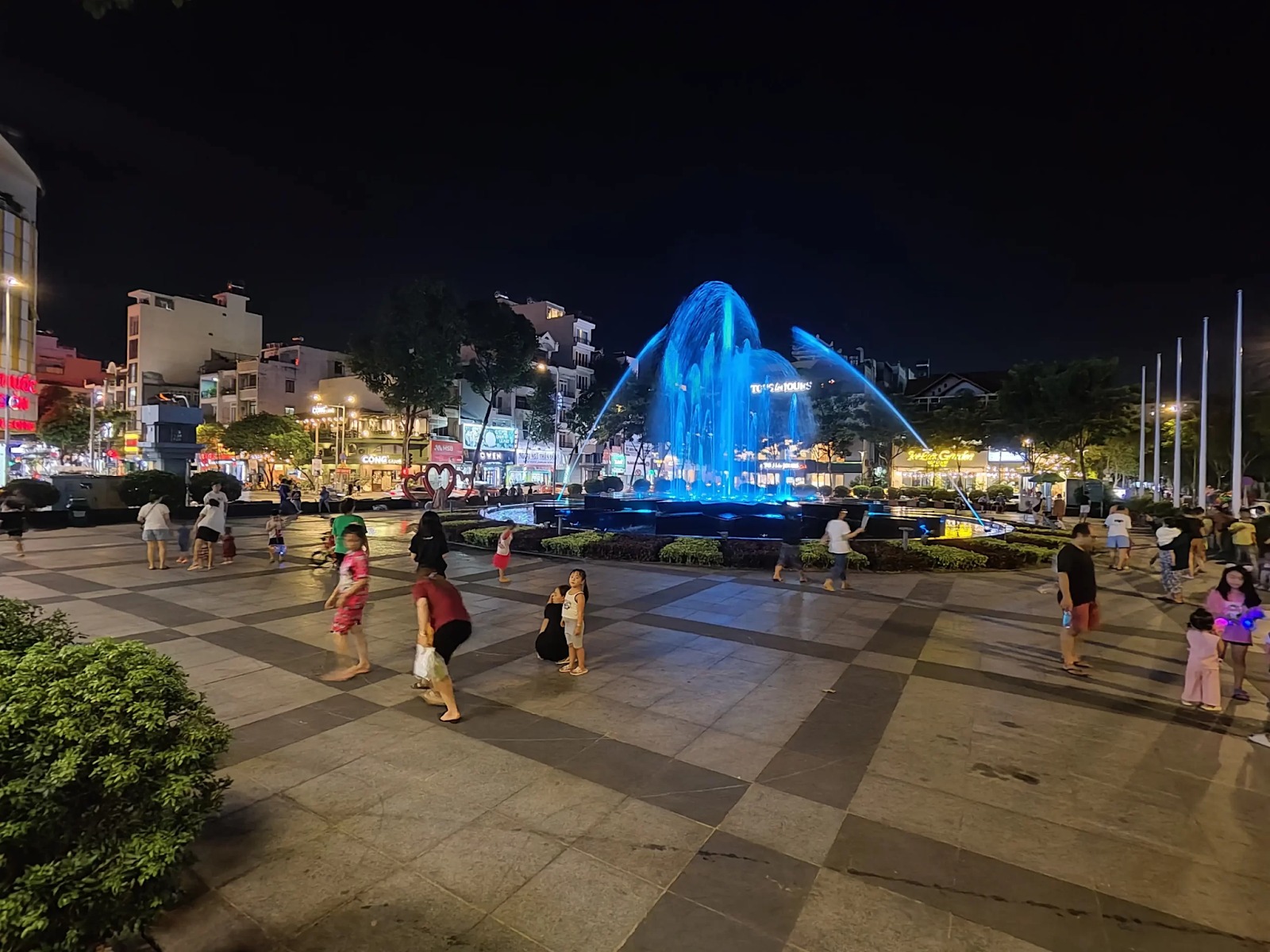Mẫu đài phun nước với hiệu ứng ánh sáng