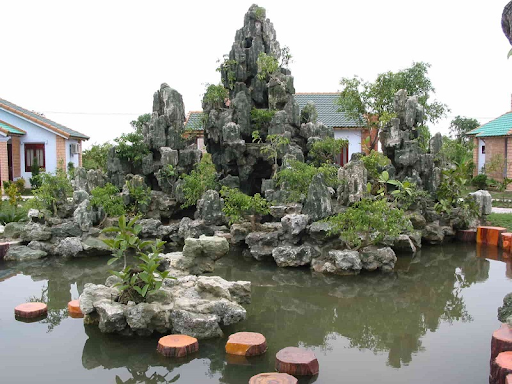 Hòn non bộ với ngọn núi cao, chóp nhọn, uy nghiêm