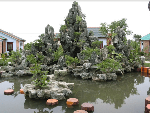 Thiết kế hòn non bộ cho khu vực sân vườn rộng lớn