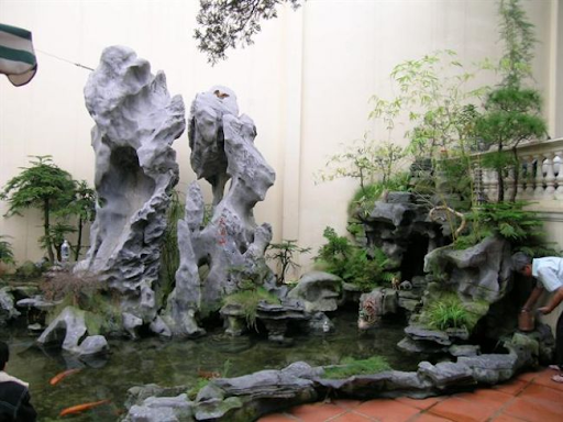 Hai ngọn núi đối xứng, thể hiện sự đối kháng