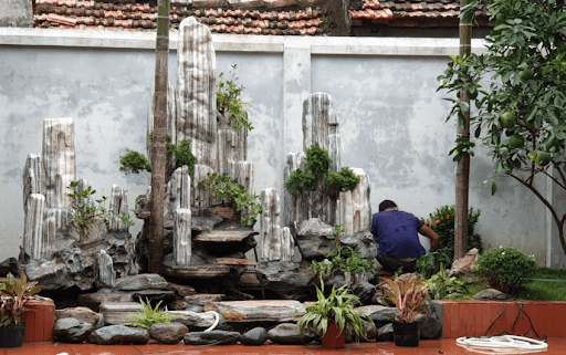 Vách núi dựng đứng tạo nên sự vững chãi, bảo vệ