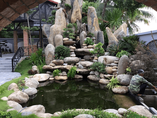Hòn non bộ dạng thác nước cho sân vườn rộng
