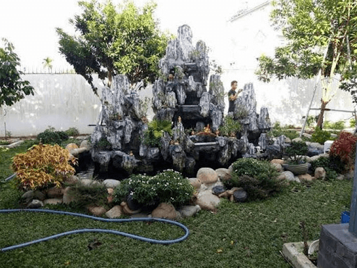 Hòn non bộ với dòng nước nhẹ nhàng uốn lượn
