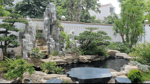 Mẫu hòn non bộ lớn kết hợp sân vườn rộng rãi