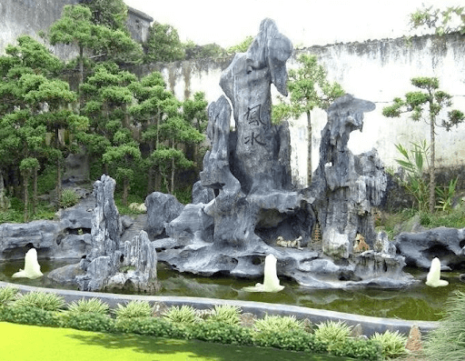 Mẫu hòn non bộ với các ngọn thác nước nhỏ