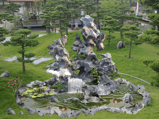 Hòn non bộ với hình dáng như ngọn núi