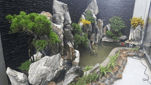 Hòn non bộ tự nhiên với cây cảnh rậm rạp