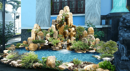 Hòn non bộ với đá cuội và sỏi trang trí