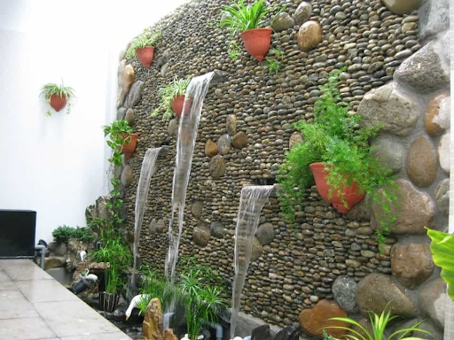 Thác nước chảy nhẹ trên bức tường đẹp