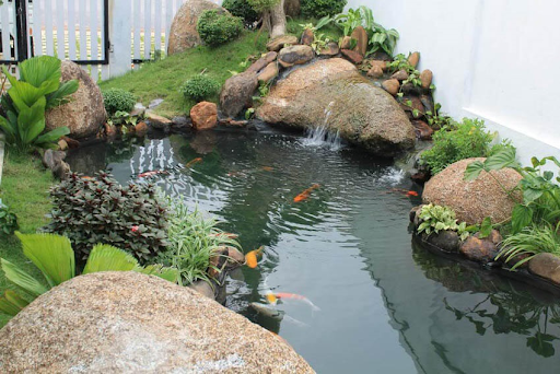 Không gian sân vườn với thác nước đá