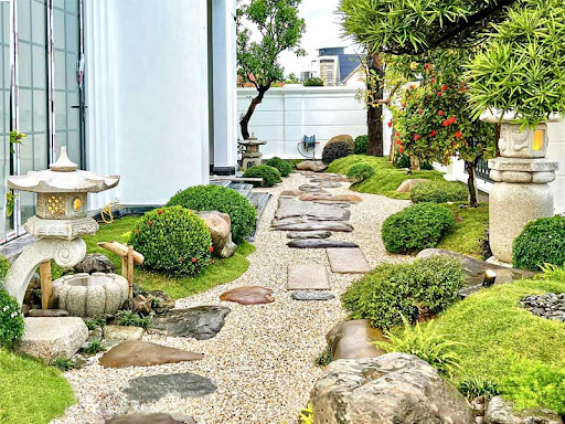 Lối đi sân vườn lát đá hài hòa cùng thiên nhiên