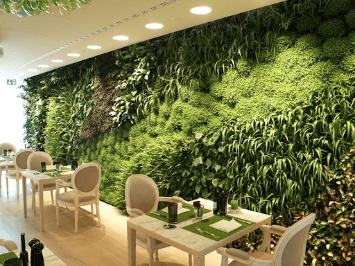 Không gian xanh mát với tường cây xanh tại nhà hàng