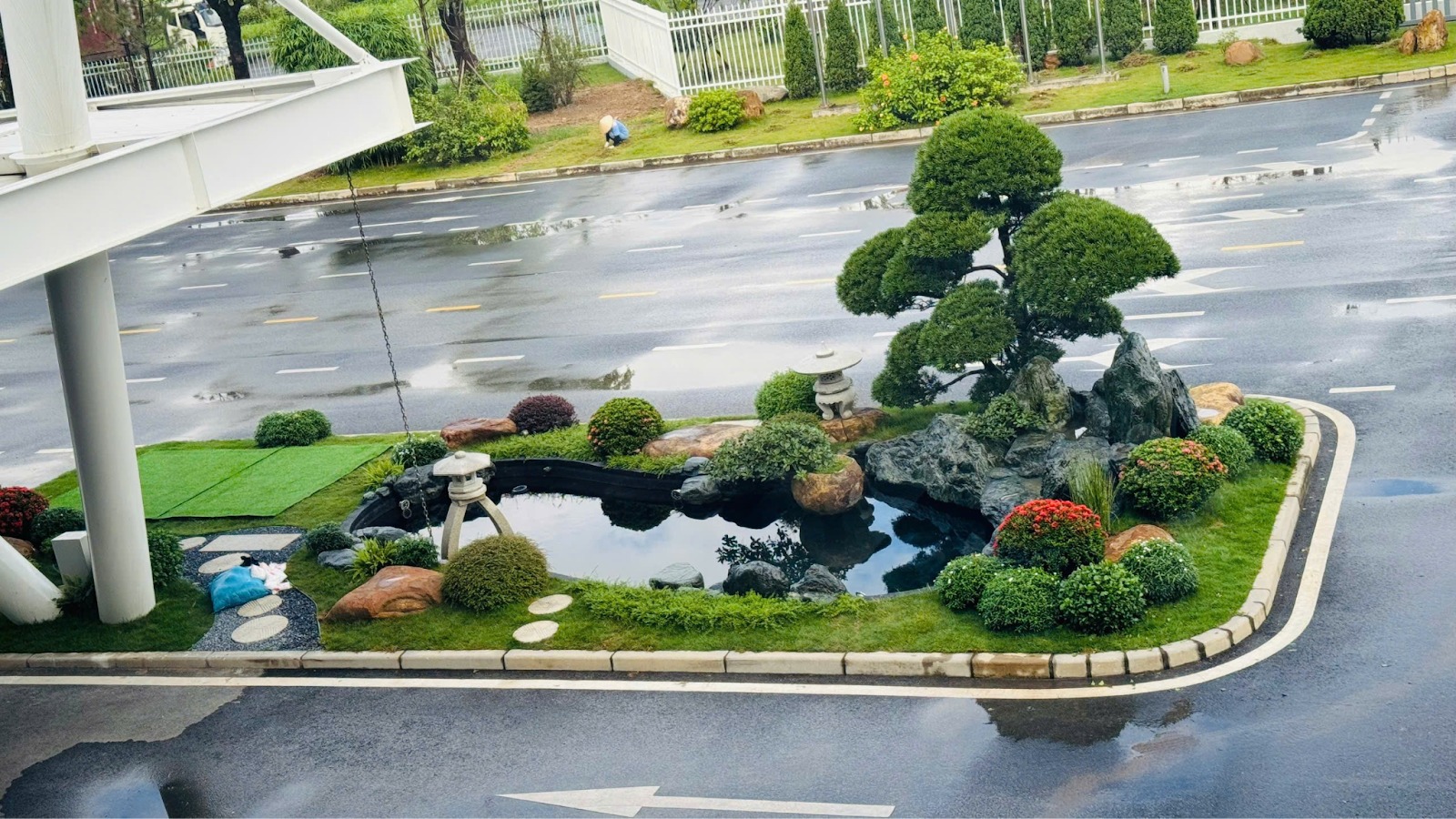 Tiểu cảnh đá và cây xanh được bố trí hợp lý dưới góc nhìn tổng quát