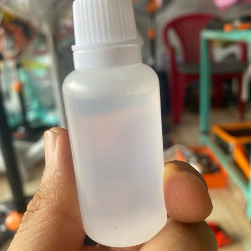 1 chai xịn d.ầ.u 30ml trắng loại tốt dùng tra quạt điện, máy may, máy móc chuyên dụng