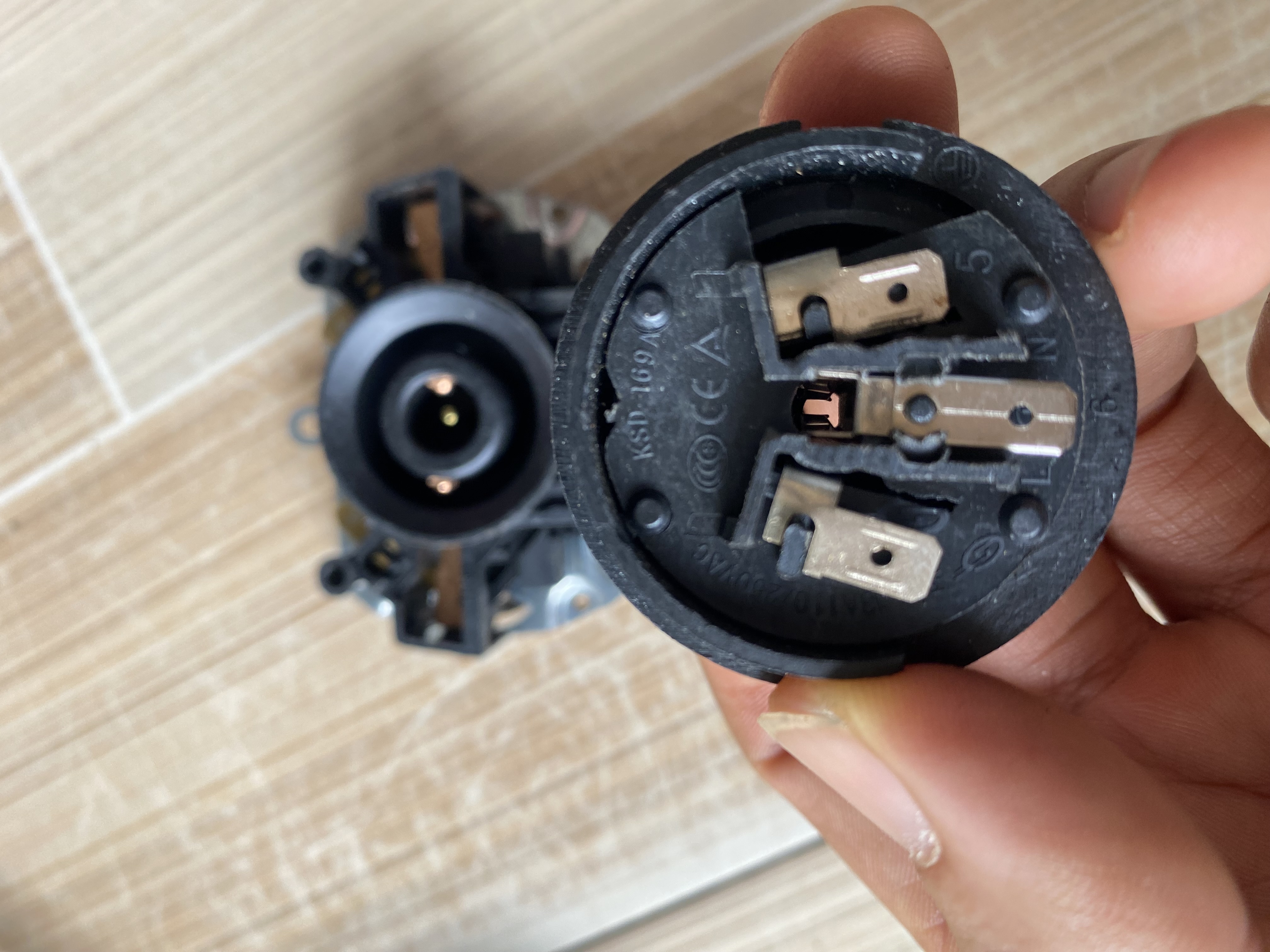 Bộ chân ấm siêu tốc 2 lưỡi gà công tắc đuôi bát chữ nhật