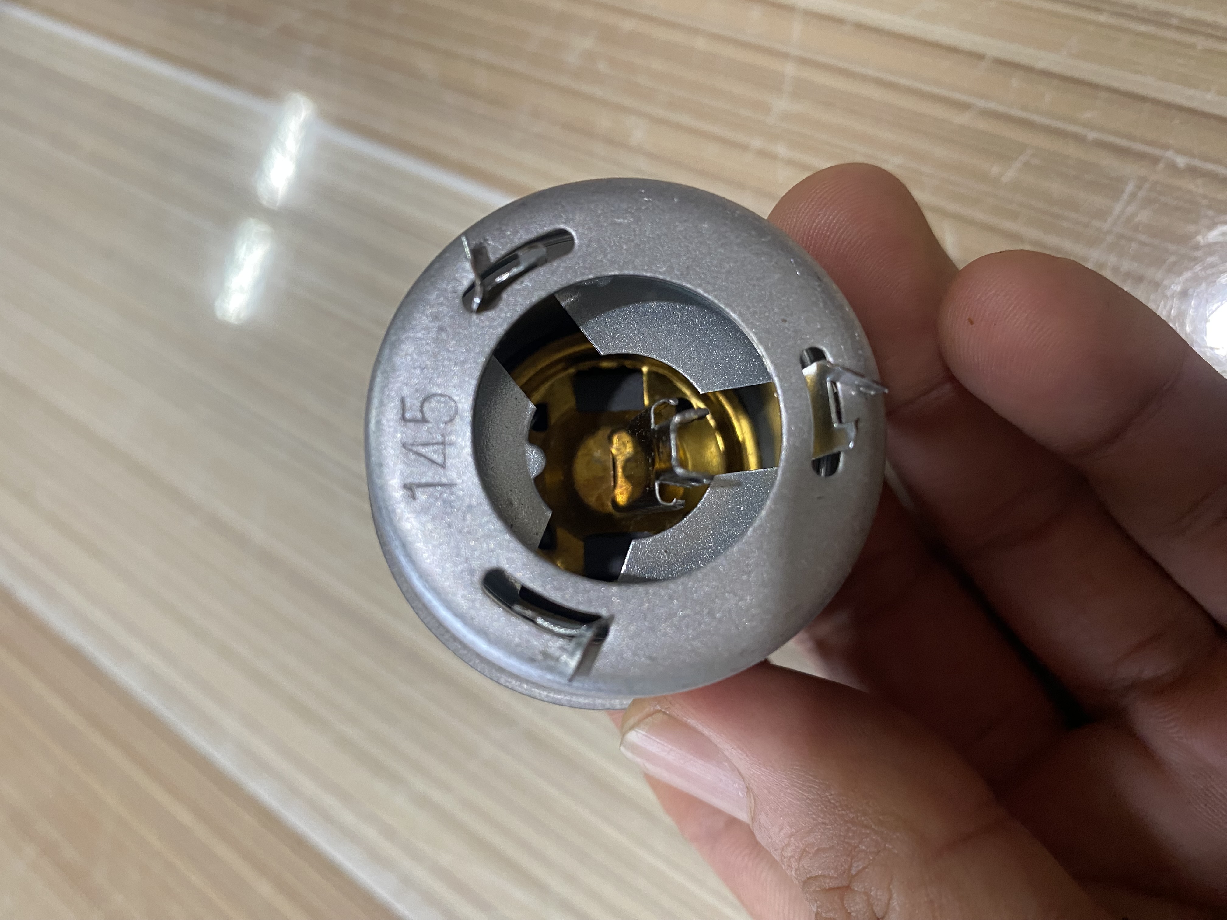 Rún tự động nồi cơm hộp đỏ mặt vàng