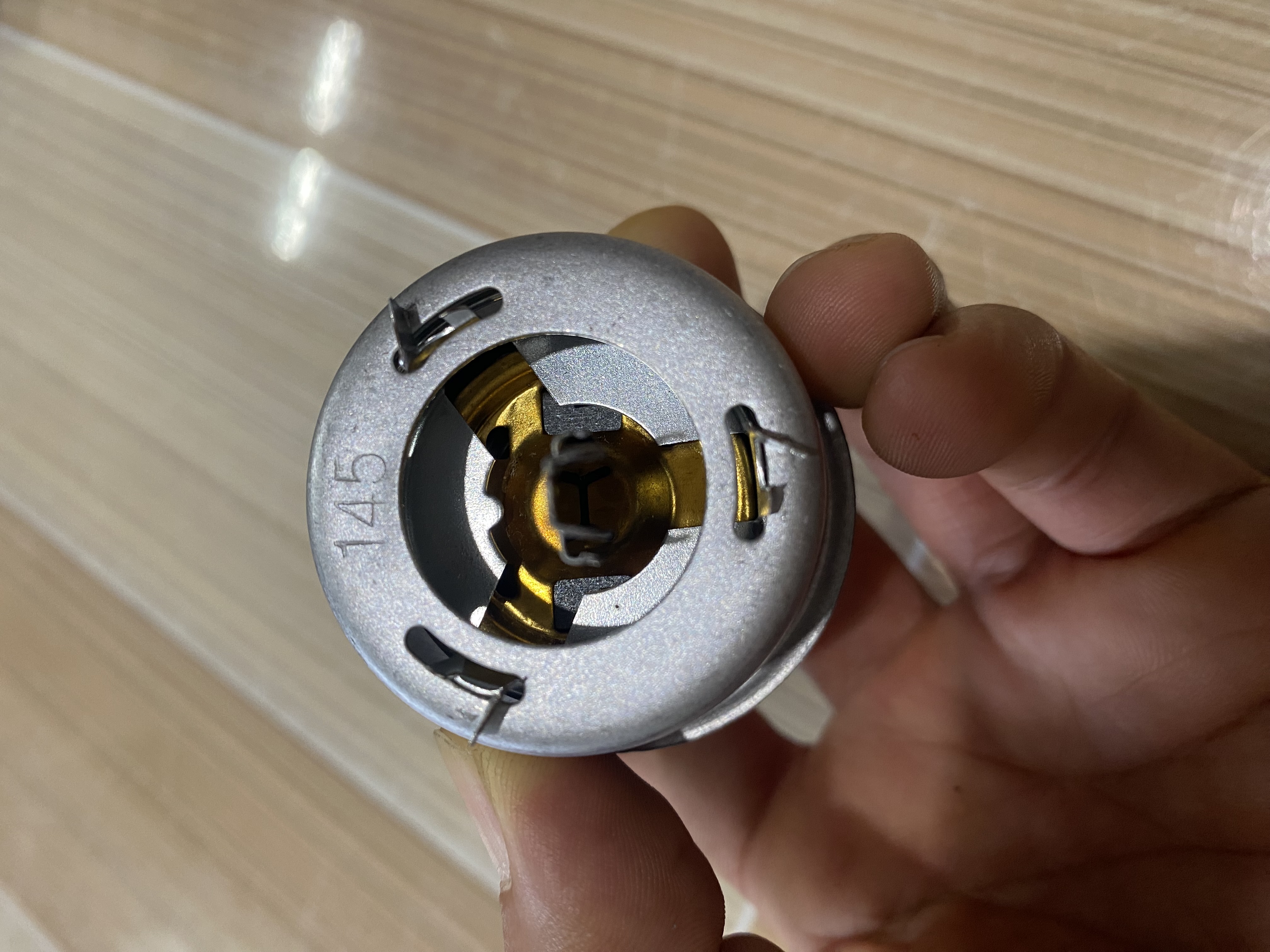 Rún tự động nồi cơm hộp đỏ mặt vàng