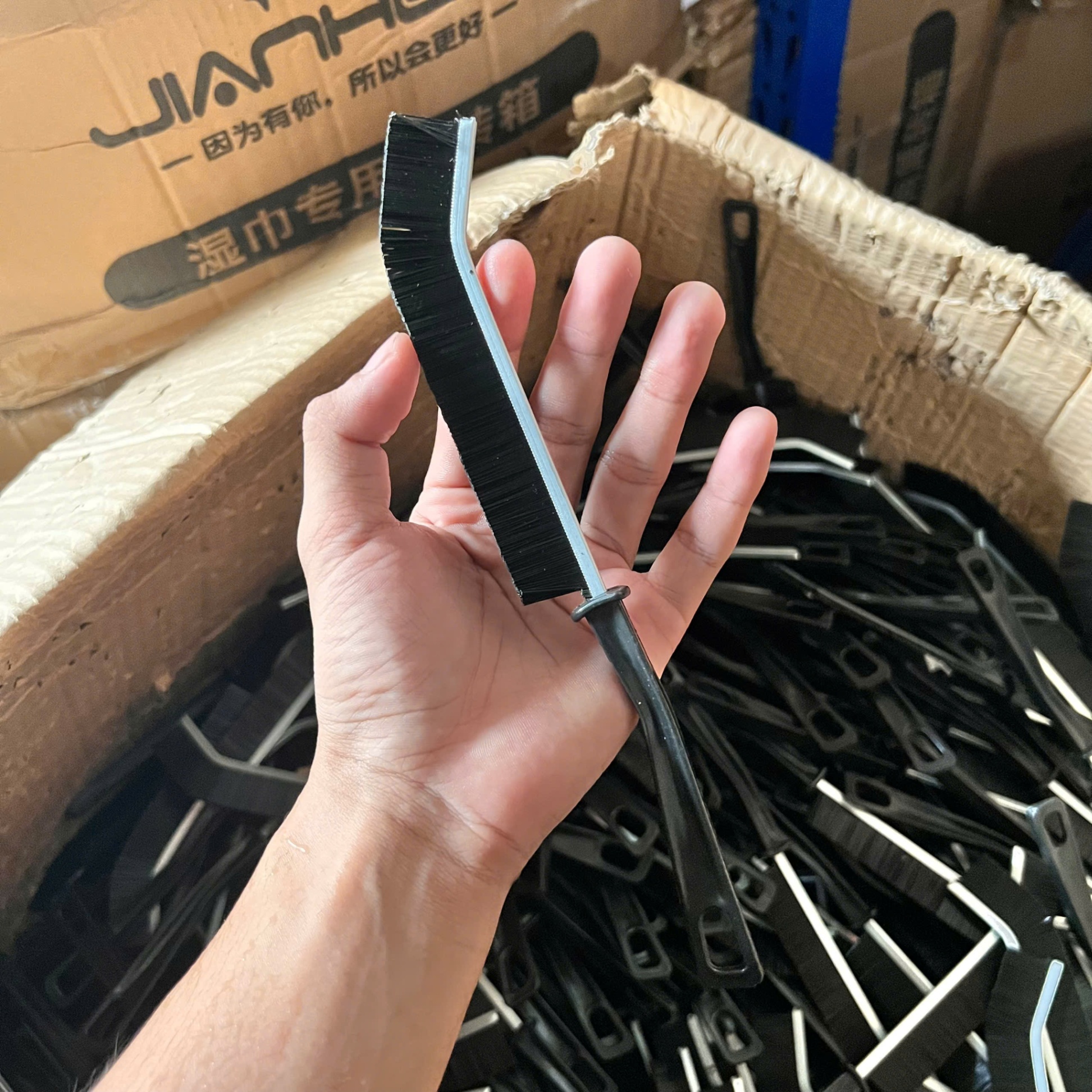 Bàn Chải Chà Góc Tường Khe Rãnh Nhà Tắm, Nhà Bếp - Cọ Nhà Vệ Sinh Cán Dài Có Móc Treo - Chổi Cọ Khe Rãnh - Giá SỈ